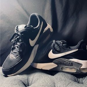 Gently used women’s black Nike sneakers, size 6 1/2